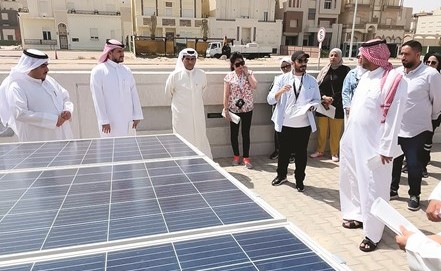 زيارة الوفد لموقع أنظمة الطاقة الشمسية في مشروع غرب عبدالله المبارك
