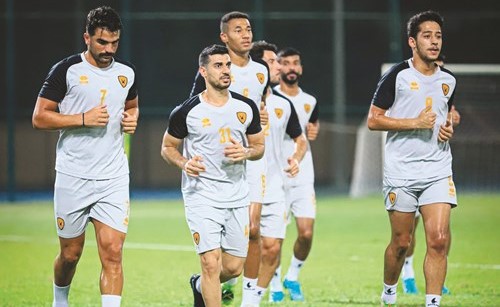 عبدالله الشمالي مع لاعبي الأصفر خلال التدريبات 		(المركز الإعلامي بالقادسية)