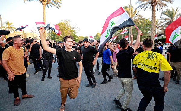 مناصرو الإطار التنسيقي خلال اعتصامهم قرب المنطقة الخضراء وسط بغداد	(أ.ف.پ)