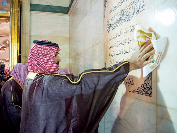 صاحب السمو الملكي الأمير محمد بن سلمان يشارك في غسل الكعبة المشرفة (واس)