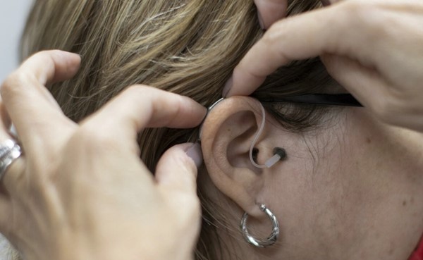 فئة من أجهزة السمع ستصبح متاحة من دون وصفة طبية في الولايات المتحدة