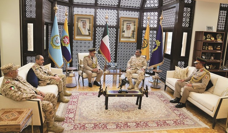 الفريق الركن خالد صالح الصباح مستقبلا العميد أركان حرب حسن الشاذلي