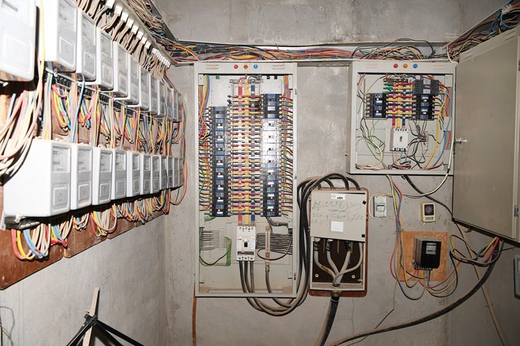 عدادات كهربائية مكشوفة