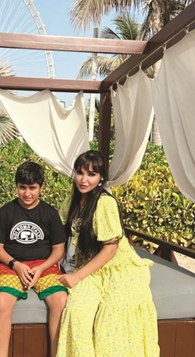 بدر مع والدته الفنانة شيخة البدر
