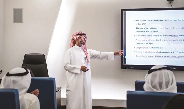 أحد ممثلي مركز الناتو أثناء العرض التقديمي