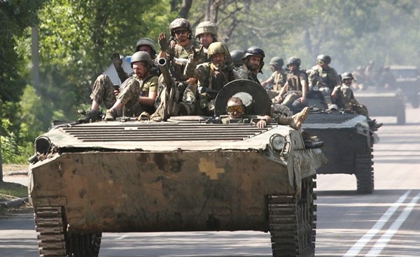 دبابات أوكرانية تتجه الى خطوط القتال في دونيتسك	(أ.ف.پ)