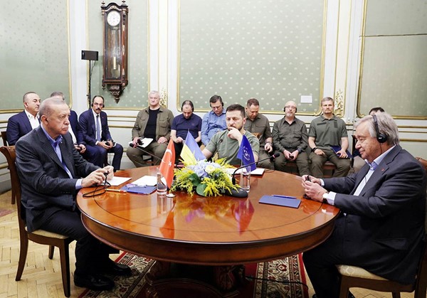 الرئيس أردوغان وأنطونيو غوتيريش يلتقيان الرئيس الأوكراني زيلينسكي في لفيف (أ.ف.پ)