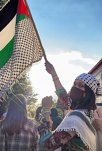 بيلا حديد لدى مشاركتها في مظاهرة مناصرة لفلسطين مايو 2021