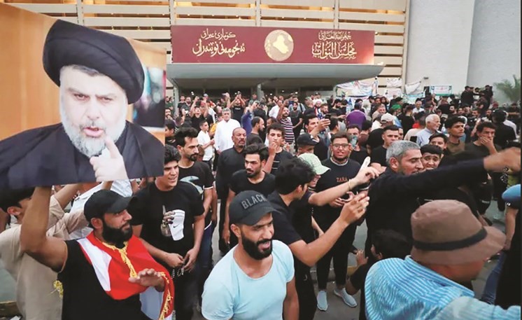 أنصار التيار الصدري يواصلون اعتصامهم امام مقر البرلمان بالمنطقة الخضراء وسط بغداد	(ا.ف.پ)