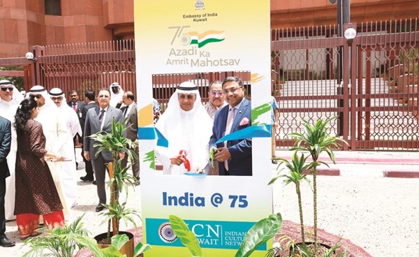 السفير الهندي لدى الكويت سيبي جورج والوكيل المساعد للعلاقات الإعلامية الخارجية بوزارة الإعلام مازن الأنصاري خلال الحفل