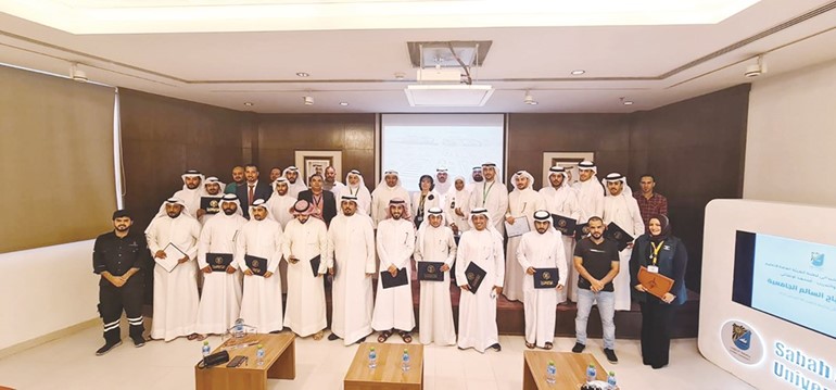 المشاركون في البرنامج التدريبي بصورة جماعية