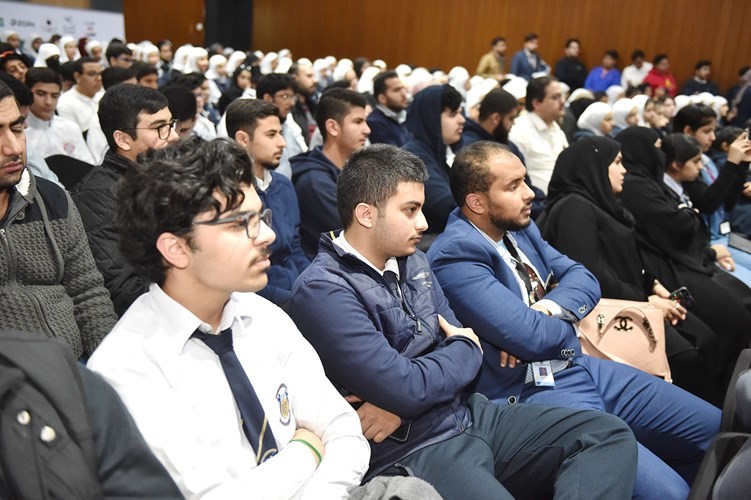 مجموعة من الطلاب المشاركين خلال احدى فعاليات المسابقة