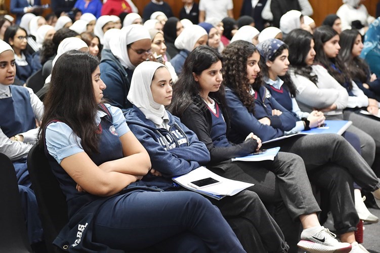  ومجموعة أخرى من الطالبات