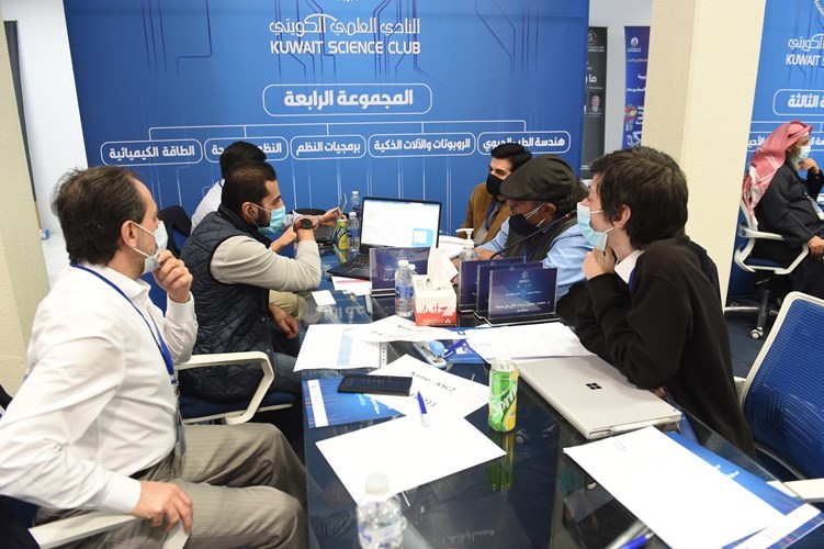 أعضاء لجنة تحكيم المجموعة الرابعة من المسابقة