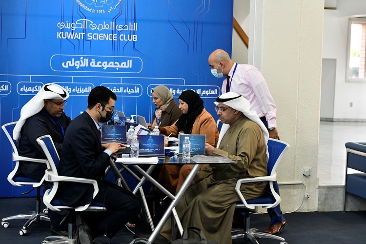 جانب من عمل أعضاء لجنة تحكيم المجموعة الأولى للمسابقة