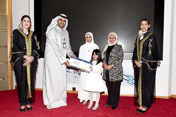 تكريم طالبة متفوقة