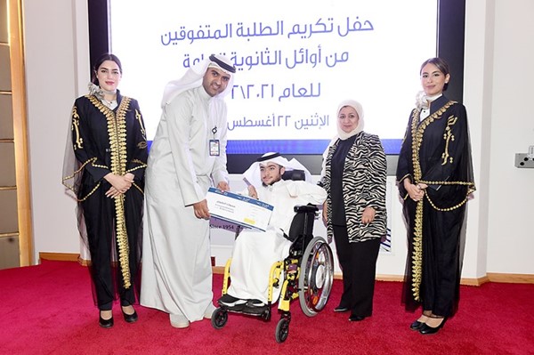 الفواز خلال تكريم أحد الطلبة الفائقين