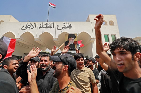 مناصرو التيار الصدري يباشرون اعتصاما أمام مجلس القضاء الأعلى في بغداد