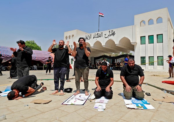 مناصرو التيار الصدري يباشرون اعتصاما أمام مجلس القضاء الأعلى في بغداد