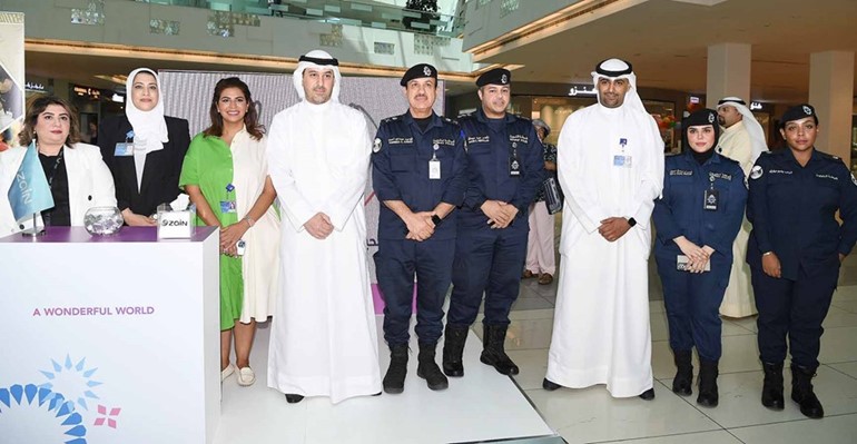 اللواء توحيد الكندري ونواف الغربللي يتوسطان مسؤولي زين والداخلية خلال افتتاح المعرض