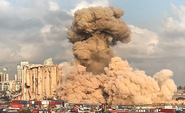لحظة انهيار الجزء الشمالي من صوامع بيروت					(محمود الطويل)