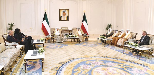 سمو ولي العهد الشيخ مشعل الأحمد خلال استقباله رئيس مجلس أمناء صندوق ووقفية القدس صاحب السمو الملكي الأمير تركي الفيصل ورئيس مجلس إدارة صندوق ووقفية القدس منيب رشيد المصري والوفد المرافق