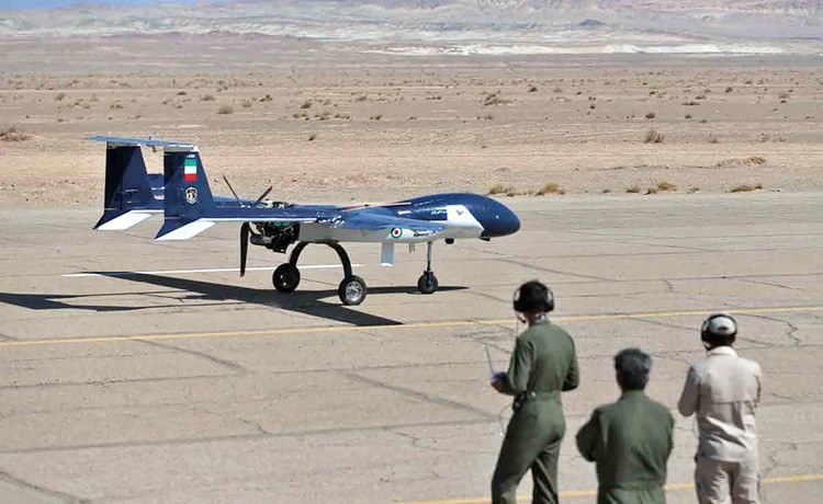 عسكريون إيرانيون يجهزون طائرة بدون طيار خلال تدريبات أمس	(أ.ف.پ)