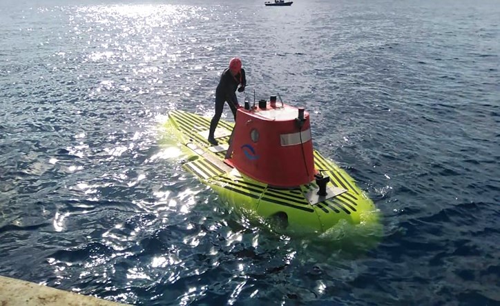 الجيش يطلق الغواصة في مهمة البحث عن بقايا مركب الموت الغارق قبالة مدينة طرابلس(محمود الطويل)