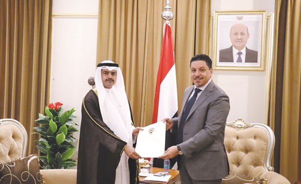 السفير فلاح الحجرف يقدم نسخة من أوراق اعتماده لوزير الخارجية اليمني
