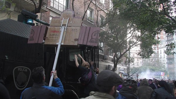بالفيديو.. الأرجنتين.. اشتباكات مع الشرطة خلال تظاهرات دعم جديدة لنائبة الرئيس
