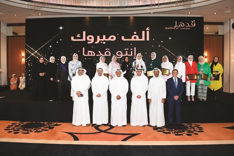 الموظفات المكرمات مع الإدارة التنفيذية لمجموعة بيتك
