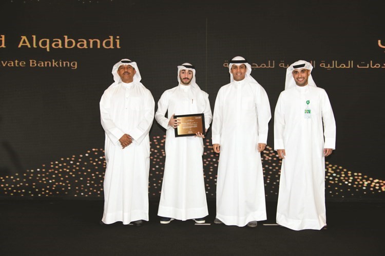 خالد الشملان وأحمد الزمامي مع أحد المكرمين