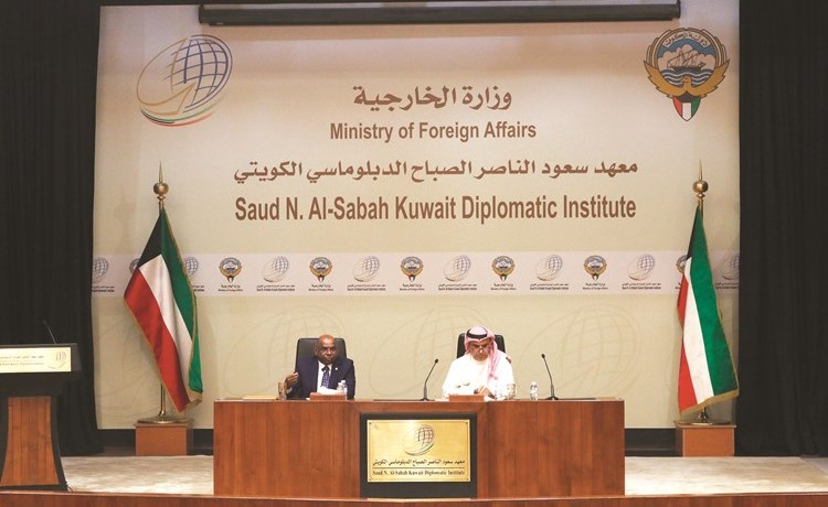 الرئيس عبدالله شاهد والسفير ناصر الصبيح خلال المحاضرة