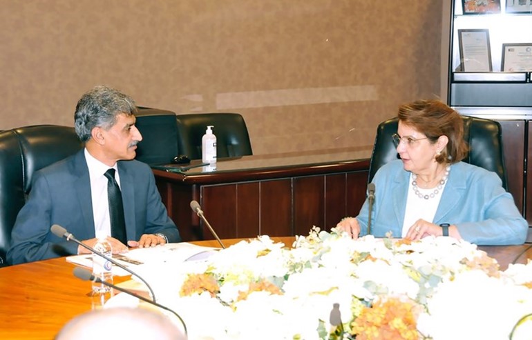مها البرجس أثناء لقائها السفير الباكستاني مالك فاروق