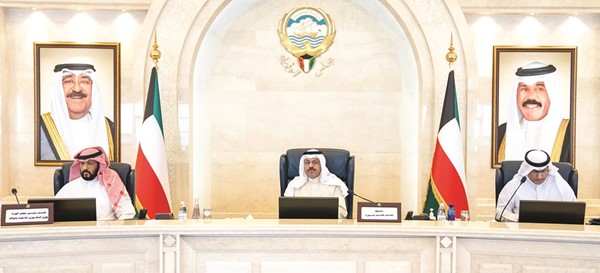رئيس الوزراء سمو الشيخ أحمد النواف والشيخ طلال الخالد ود.محمد الفارس خلال الاجتماع