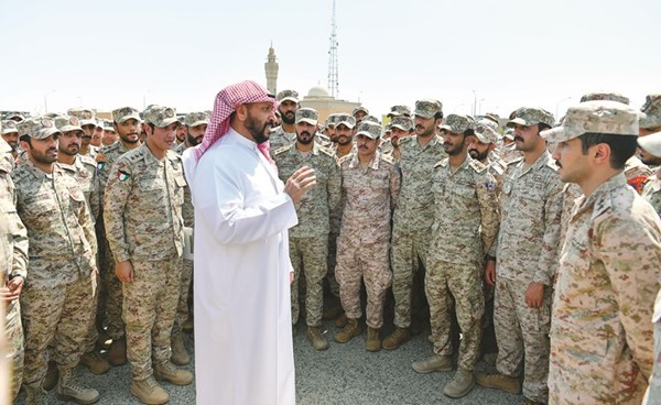 الشيخ طلال الخالد متحدثا مع العسكريين في أحد المواقع بالمنطقة الشمالية