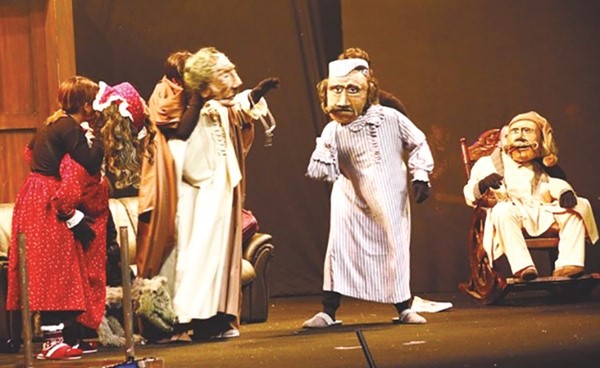 مشهد من مسرحية الطابور السادس لفرقة المسرح الشعبي
