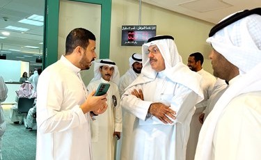 رئيس الوزراء سمو الشيخ أحمد النواف متحدثا مع أحد المراجعين