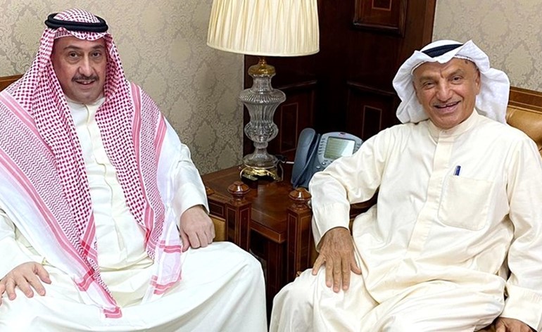 الشيخ فيصل الحمود خلال اللقاء مع المستشار محمد أبوالحسن