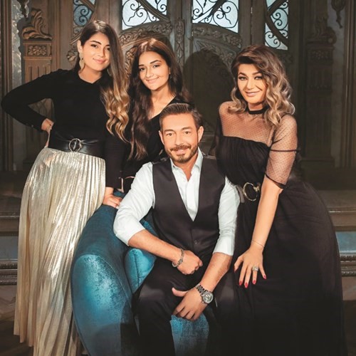 أحمد زاهر مع زوجته وابنتيه ملك وليلى