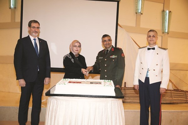 اللواء ركن م.محمد العنزي والسفيرة التركية طوبا نور سونماز يقطعان كيكة الاحتفال(ريليش كومار)
