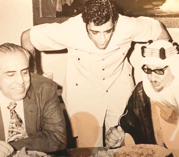 الشيخ عبدالله الجابر وفيصل بن عيسى القناعي والعم حمد هلال فجحان المطيري