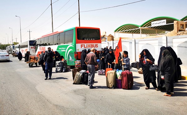 زوار ايرانيون يستعدون لمغادرة النجف بعد المواجهات الدامية في بغداد (رويترز)