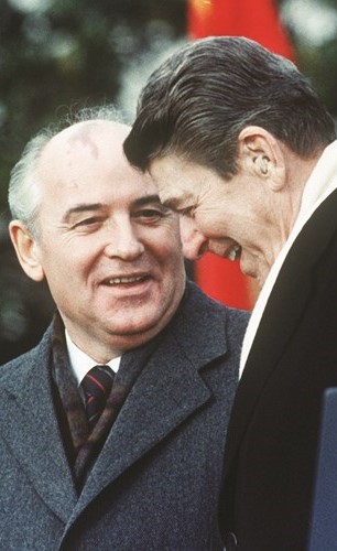 غورباتشوف مع نظيره الاميركي الأسبق دونالد ريغان أمام البيت الابيض عام 1987	 (أ.ف.پ)