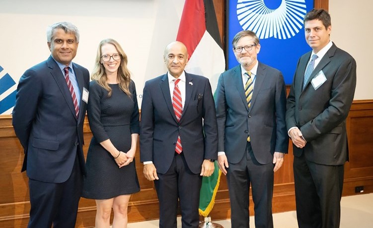 السفير جاسم البديوي مع نائب رئيس شؤون الشرق الأوسط في غرفة التجارة الأميركية وأعضاء مجلس الأعمال الأميركي - الكويتي