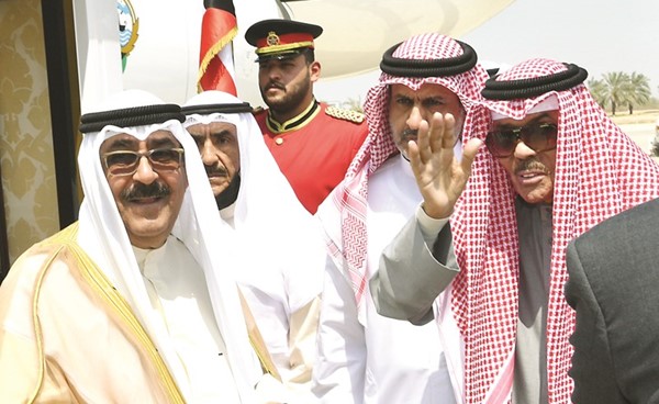 صاحب السمو الأمير الشيخ نواف الأحمد وسمو نائب الأمير وولي العهد الشيخ مشعل الأحمد
