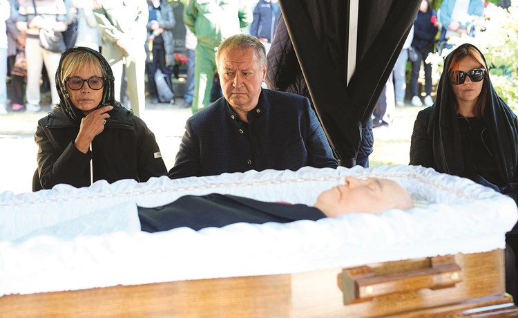 إيرينا ابنة غورباتشوف وزوجها وابنتهما يلقون نظرة الوداع على جثمانه قبل تشييعه في موسكو أمس	( ا.ف.پ)