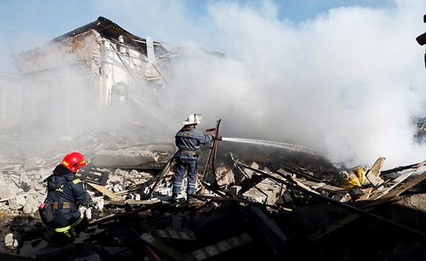 رجال إطفاء أوكرانيون يخمدون النيران في مركز تسوق نتيجة القصف الروسي على كاراماتورسك أمس (رويترز)