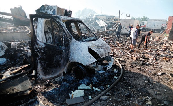 أوكرانيون يزيلون آثار قصف روسي ليلي على أحد الأسواق في كراماتورسك (رويترز)