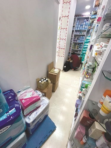 الحملة رصدت عددا من المخالفات في الصيدلية منها سوء التخزين